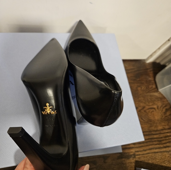 PRADA CALZARURE DONNA “SPAZZOLATO” PUMP Size 38.5 $1200 NIB Black - Picture 7 of 7